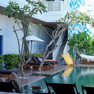 Dip & Doze Living Albergue Canggu